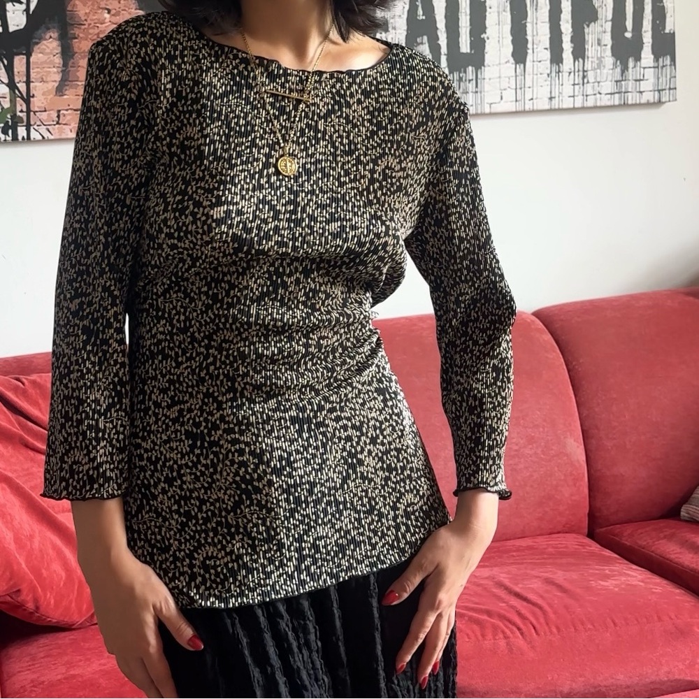Elegant vintage Black and Cream Women's top